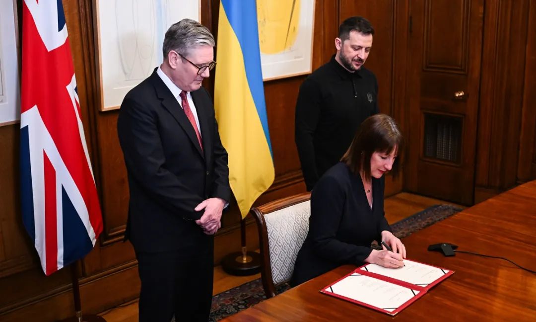 UK prime minister Keir Starmer and Ukrainian President Volodymyr Zelensky witness UK's chancellor of the exchequer Rachel Reeves signing a deal in support of Ukraine at Downing Street in London on March 1, 2025. Photo: VCG